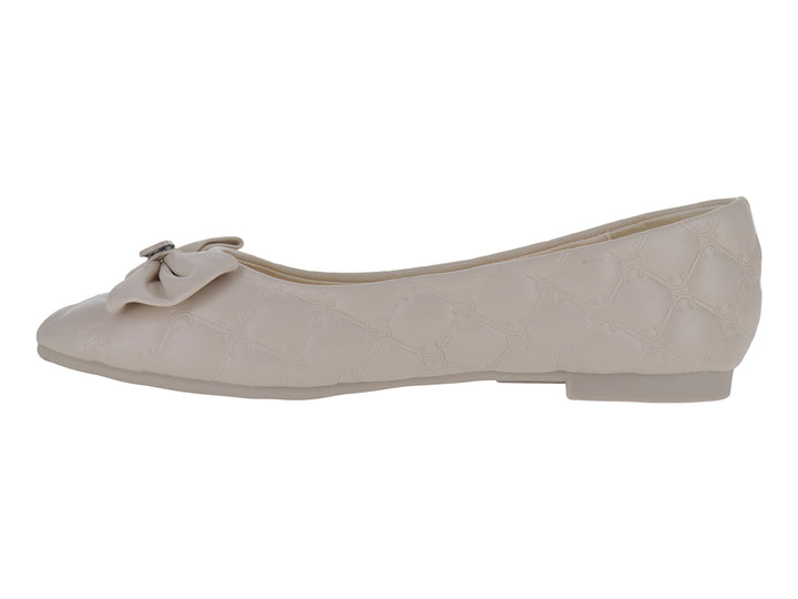 Zapato plano color off white para mujer con detalle de moño frontal y textura acolchada.