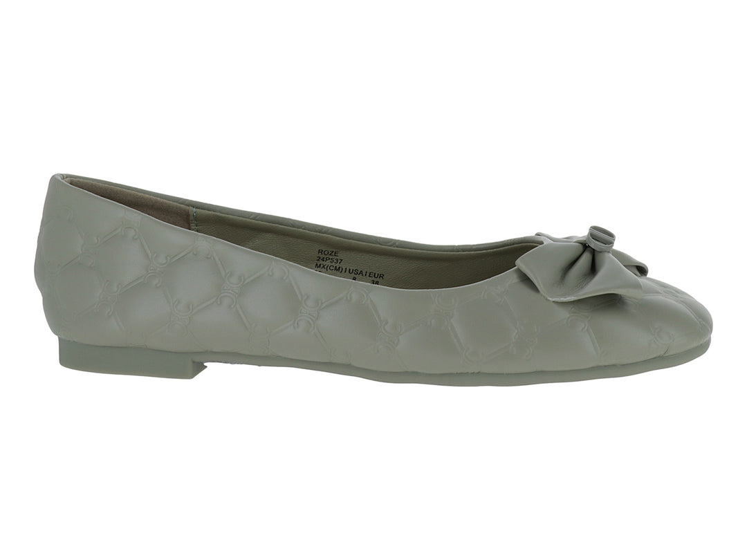 Zapato plano tipo ballerina color verde con moño decorativo y textura en relieve.
