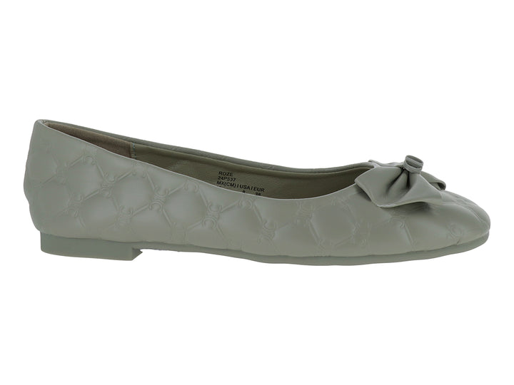 Zapato plano tipo ballerina color verde con moño decorativo y textura en relieve.