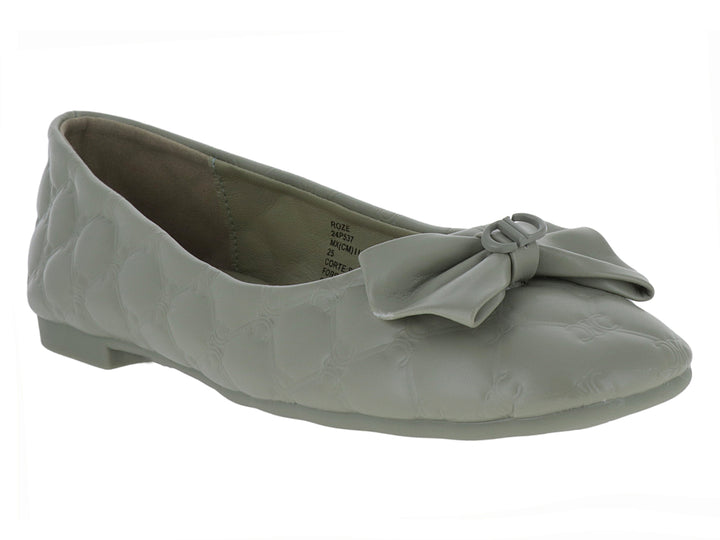 Zapato plano tipo ballerina color verde con moño decorativo y textura en relieve.