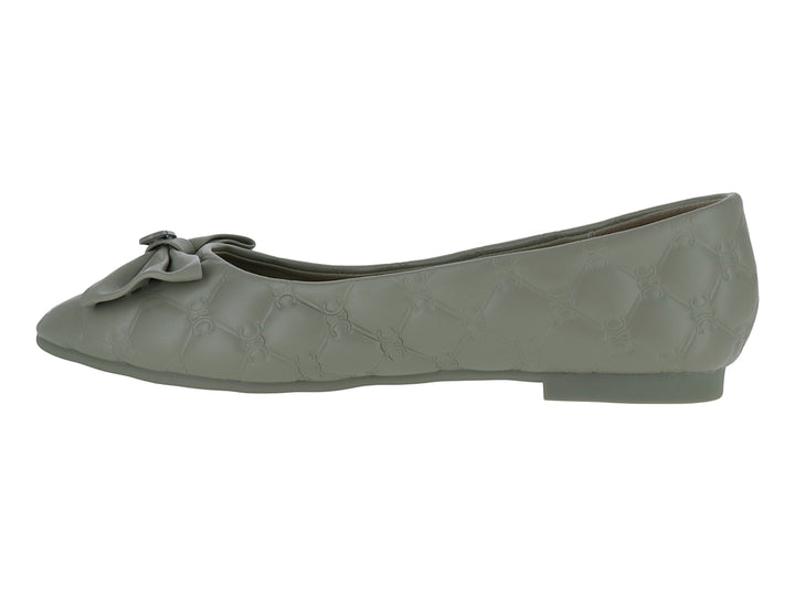 Zapato plano tipo ballerina color verde con moño decorativo y textura en relieve.