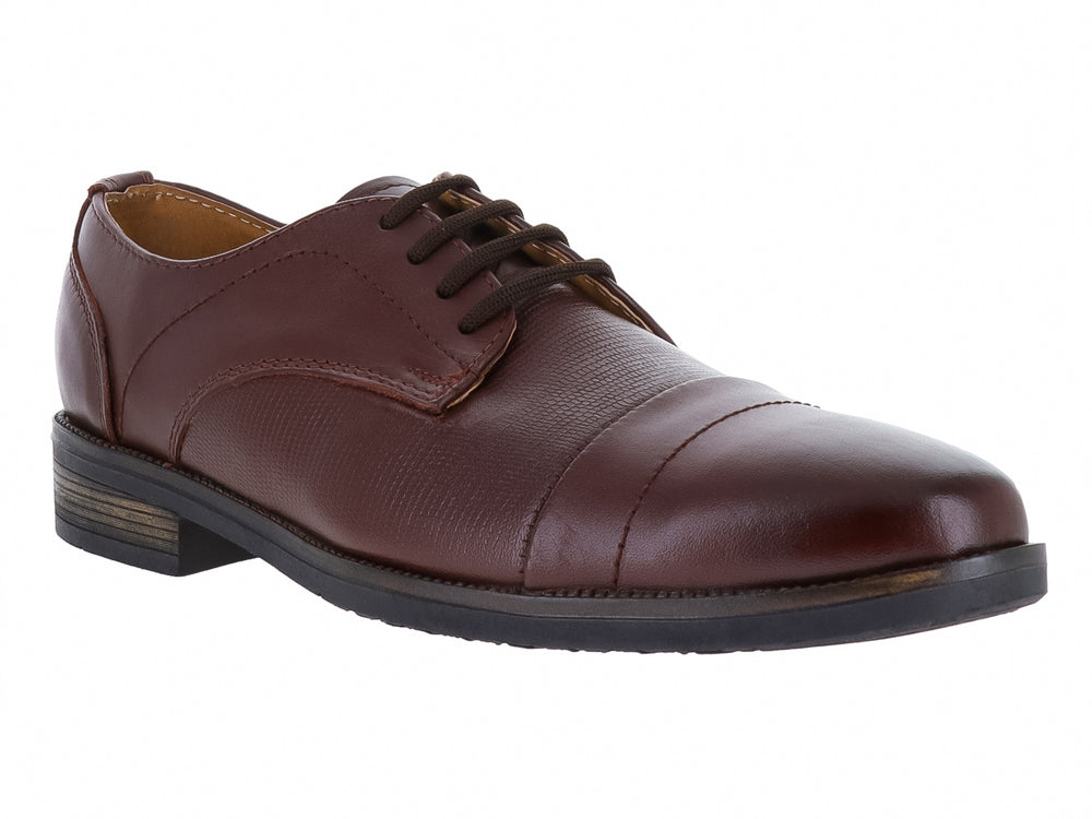 Zapato formal para hombre en color cognac con cordones y suela oscura.