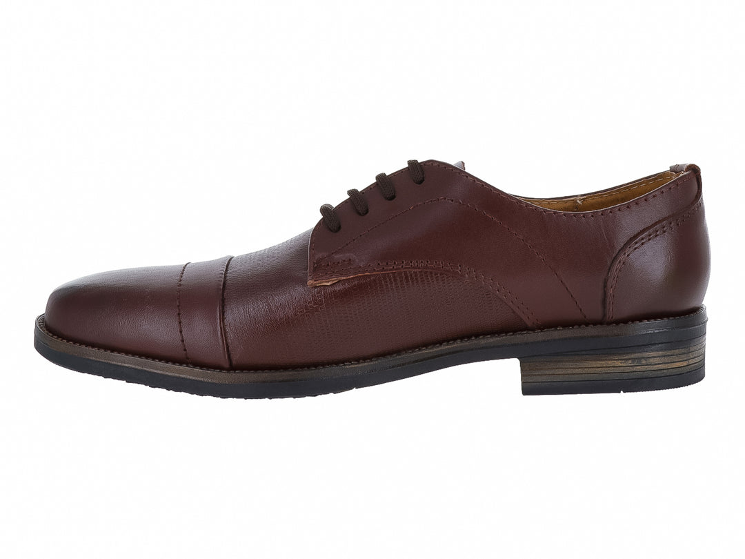 Zapato formal para hombre en color cognac con cordones y suela oscura.
