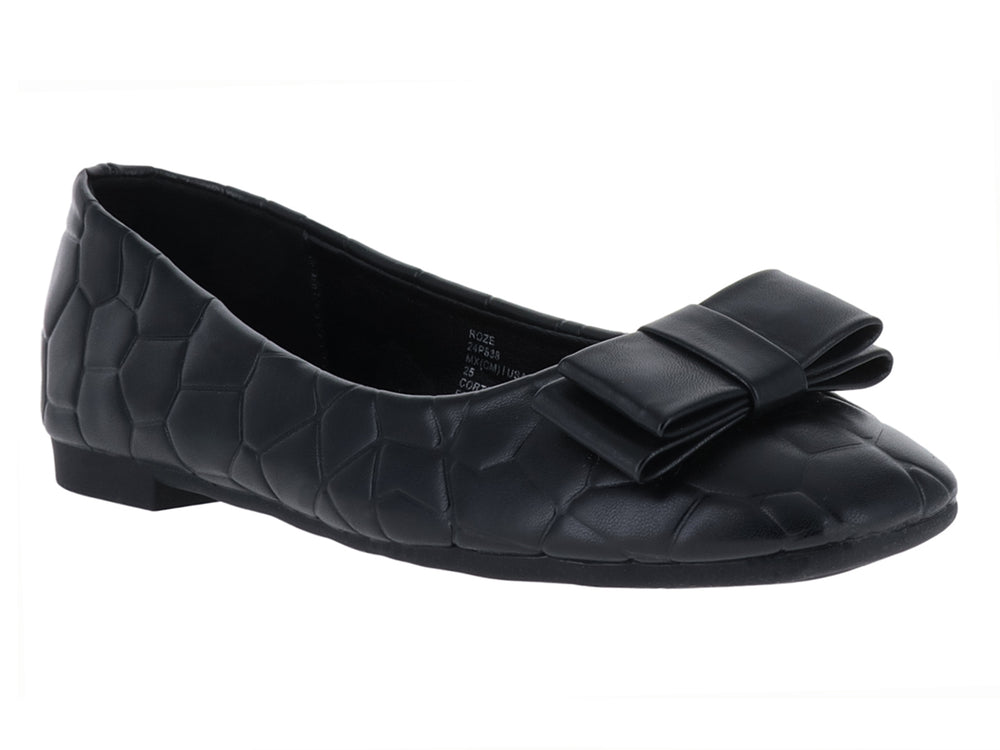 Zapato plano color negro con textura en relieve y un moño decorativo en la parte frontal.