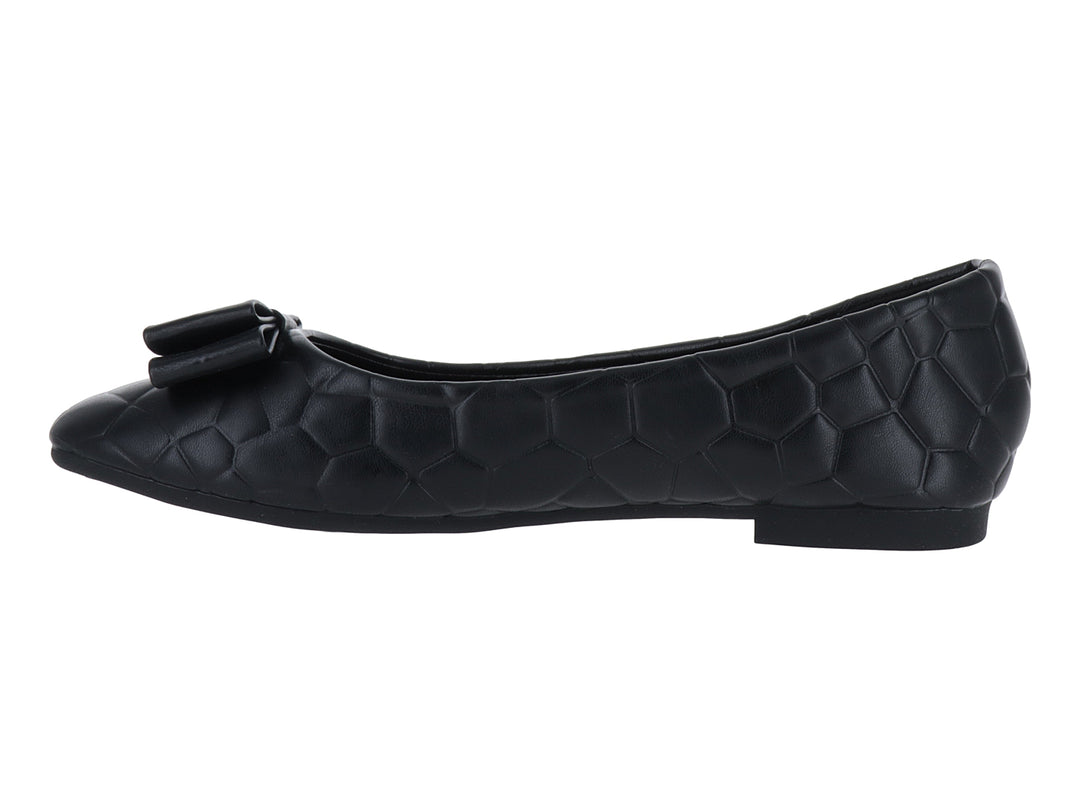 Zapato plano color negro con textura en relieve y un moño decorativo en la parte frontal.