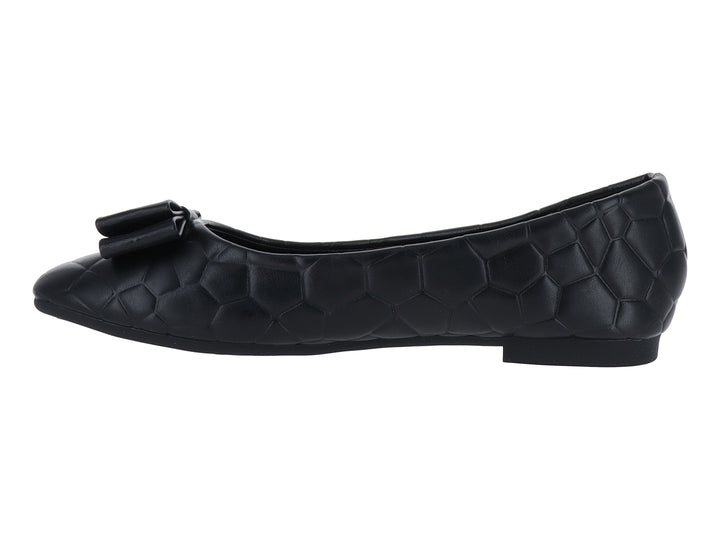 Zapato plano color negro con textura en relieve y un moño decorativo en la parte frontal.