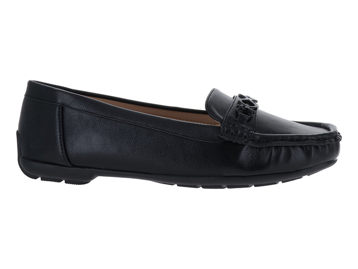 Zapato tipo mocasín para mujer en color negro con acabado mate y detalle decorativo en el empeine.