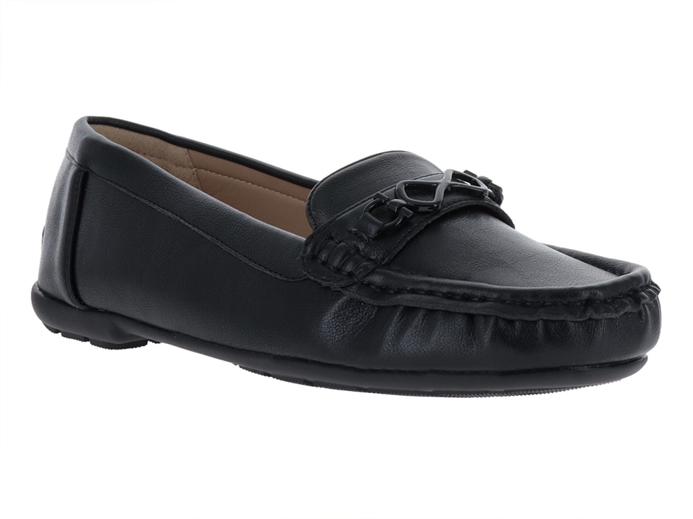 Zapato tipo mocasín para mujer en color negro con acabado mate y detalle decorativo en el empeine.