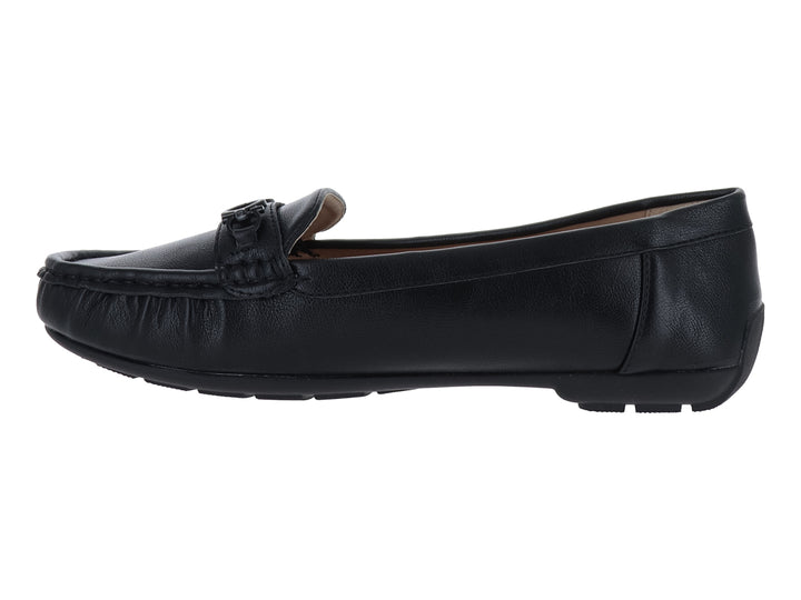 Zapato tipo mocasín para mujer en color negro con acabado mate y detalle decorativo en el empeine.