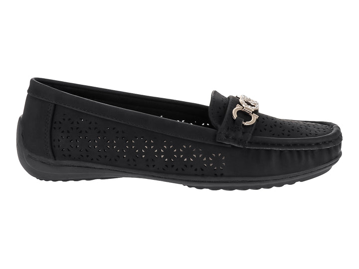 Zapato mocasín negro con detalles perforados y herraje metálico decorativo.