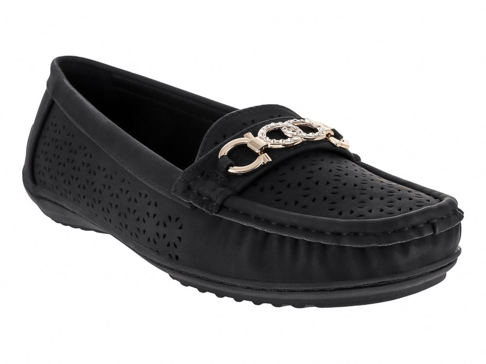 Zapato mocasín negro con detalles perforados y herraje metálico decorativo.