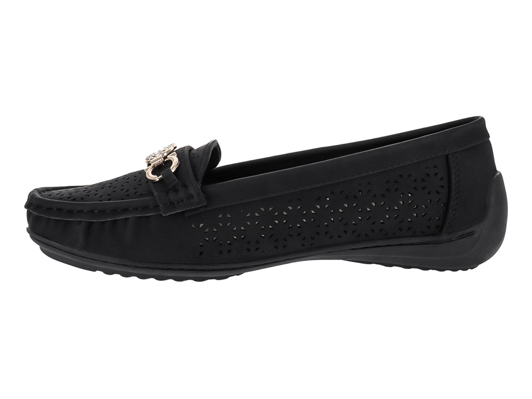 Zapato mocasín negro con detalles perforados y herraje metálico decorativo.