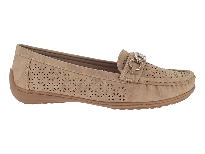 Zapato tipo mocasín color beige con detalles perforados y adorno metálico en la parte superior.