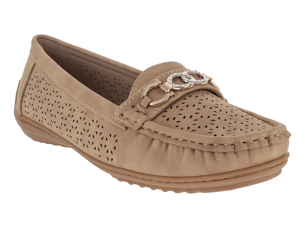 Zapato tipo mocasín color beige con detalles perforados y adorno metálico en la parte superior.