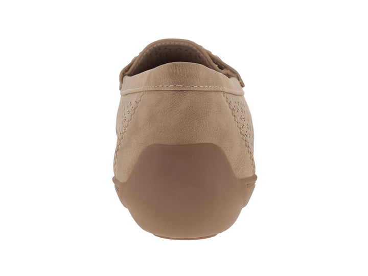 Zapato tipo mocasín color beige con detalles perforados y adorno metálico en la parte superior.