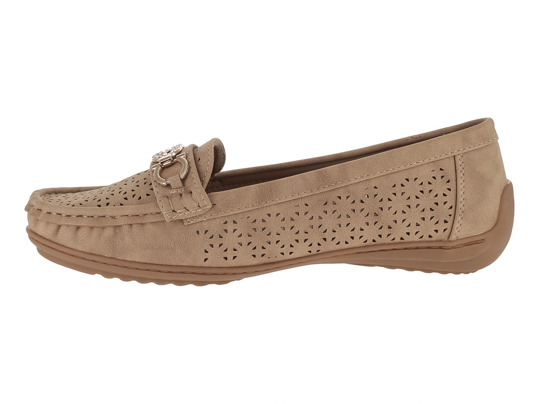 Zapato tipo mocasín color beige con detalles perforados y adorno metálico en la parte superior.