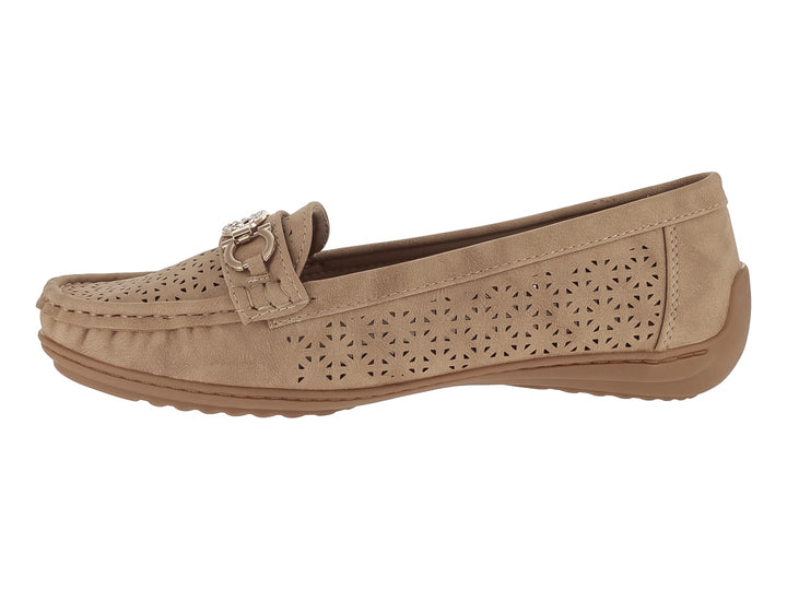 Zapato tipo mocasín color beige con detalles perforados y adorno metálico en la parte superior.