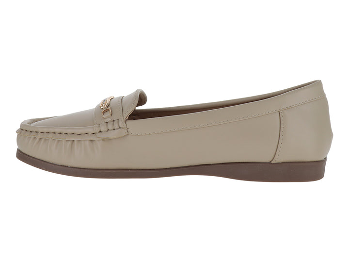 Zapato tipo mocasín color beige con adorno dorado en la parte superior y suela marrón.