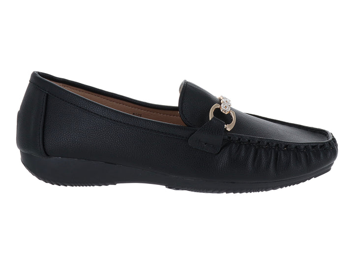 Zapato tipo mocasín color negro con un adorno dorado en la parte superior.