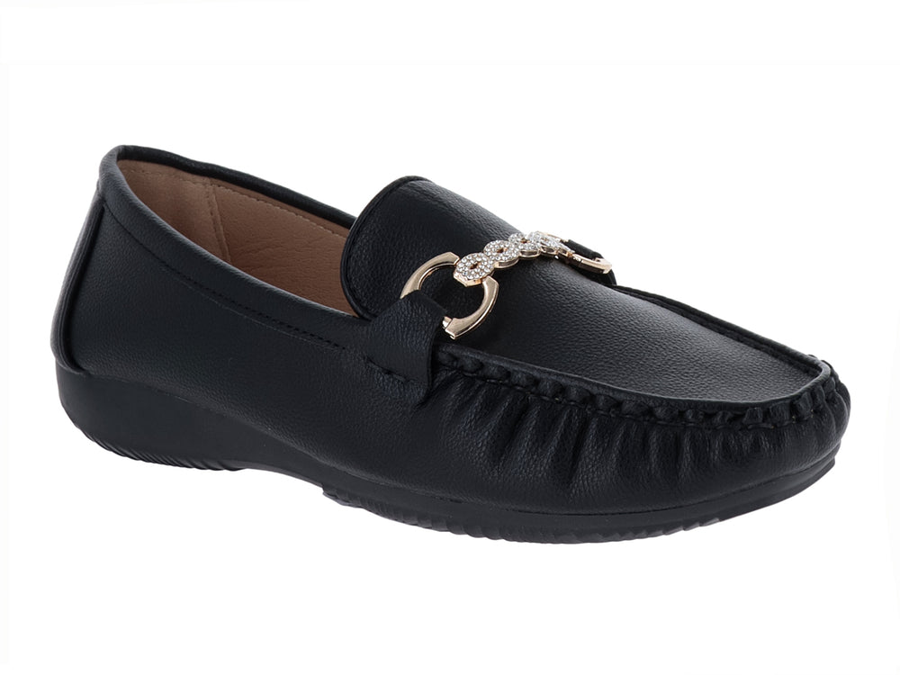 Zapato tipo mocasín color negro con un adorno dorado en la parte superior.