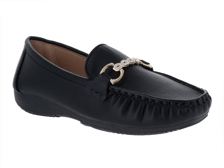 Zapato tipo mocasín color negro con un adorno dorado en la parte superior.