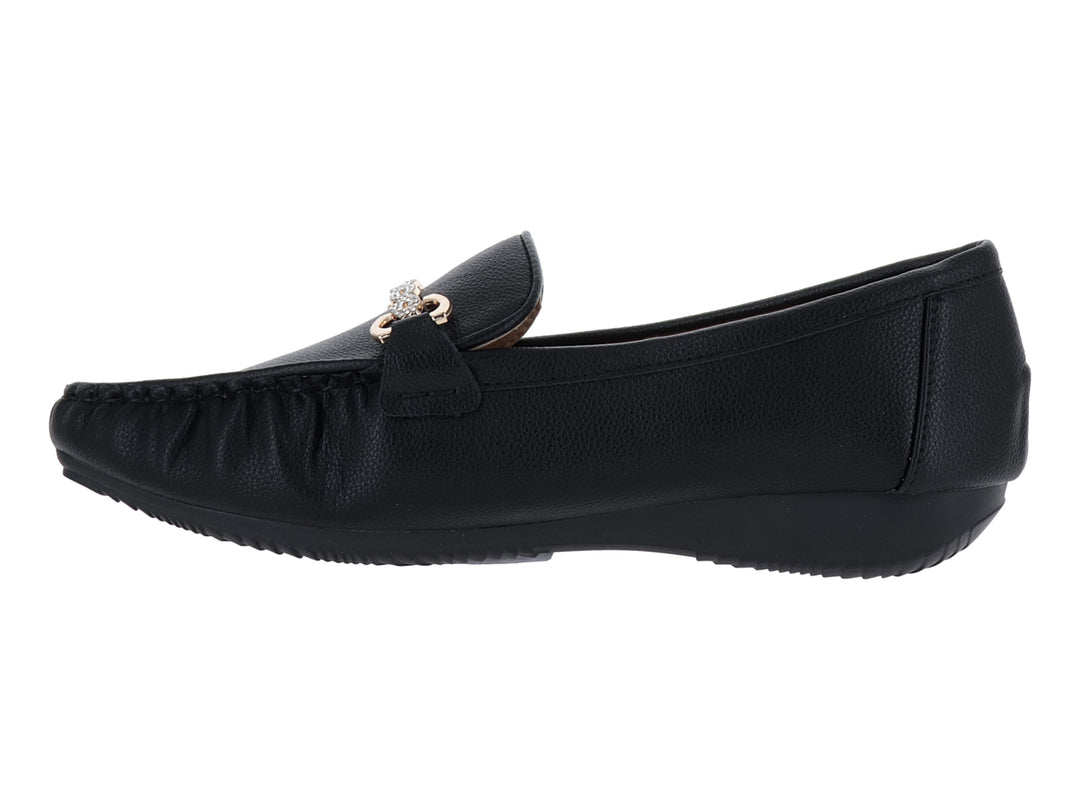 Zapato tipo mocasín color negro con un adorno dorado en la parte superior.