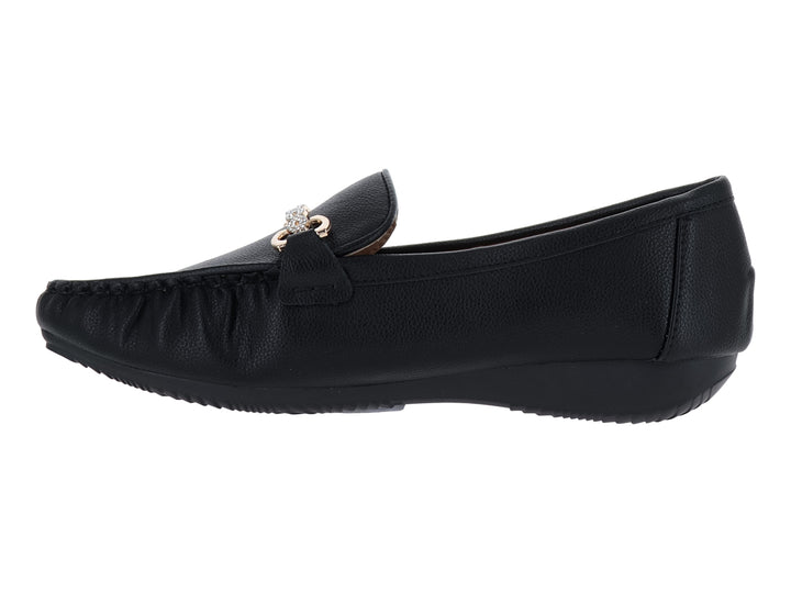 Zapato tipo mocasín color negro con un adorno dorado en la parte superior.