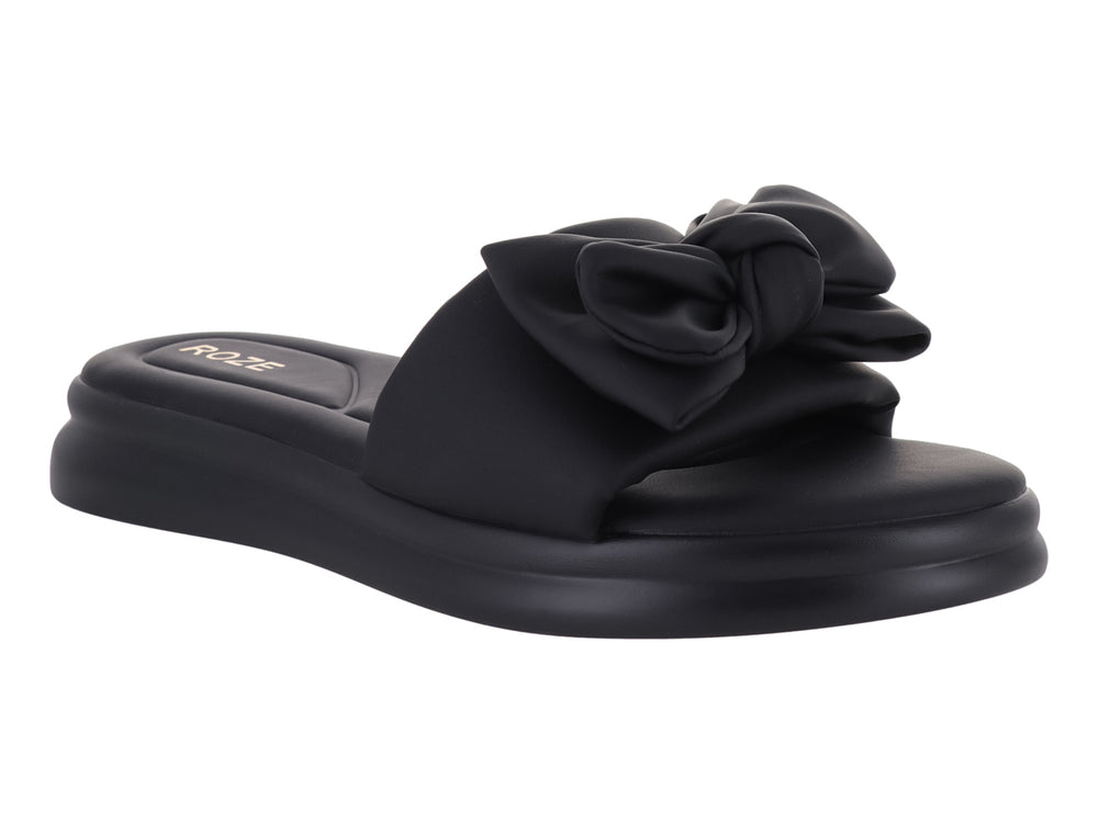 Sandalia slide color negro con correa de volantes y suela de plataforma gruesa.