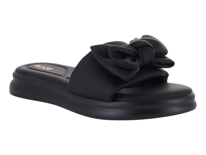 Sandalia slide color negro con correa de volantes y suela de plataforma gruesa.