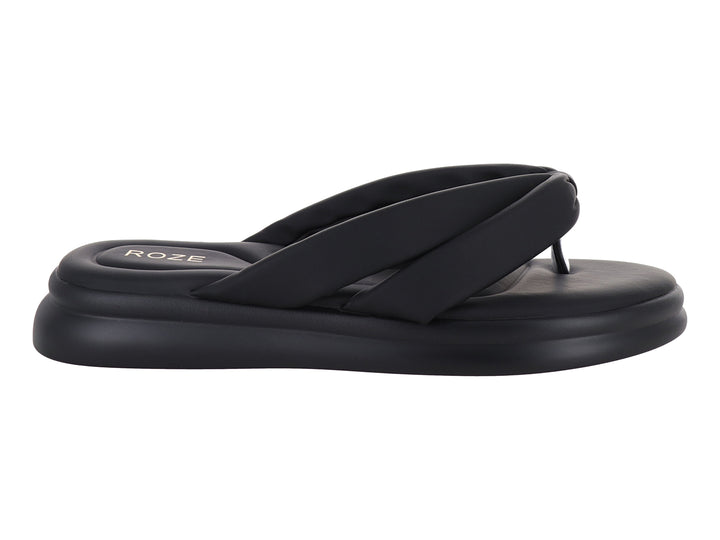 Sandalia de plataforma color negro marca ROZE con tiras anchas cruzadas y suela gruesa.