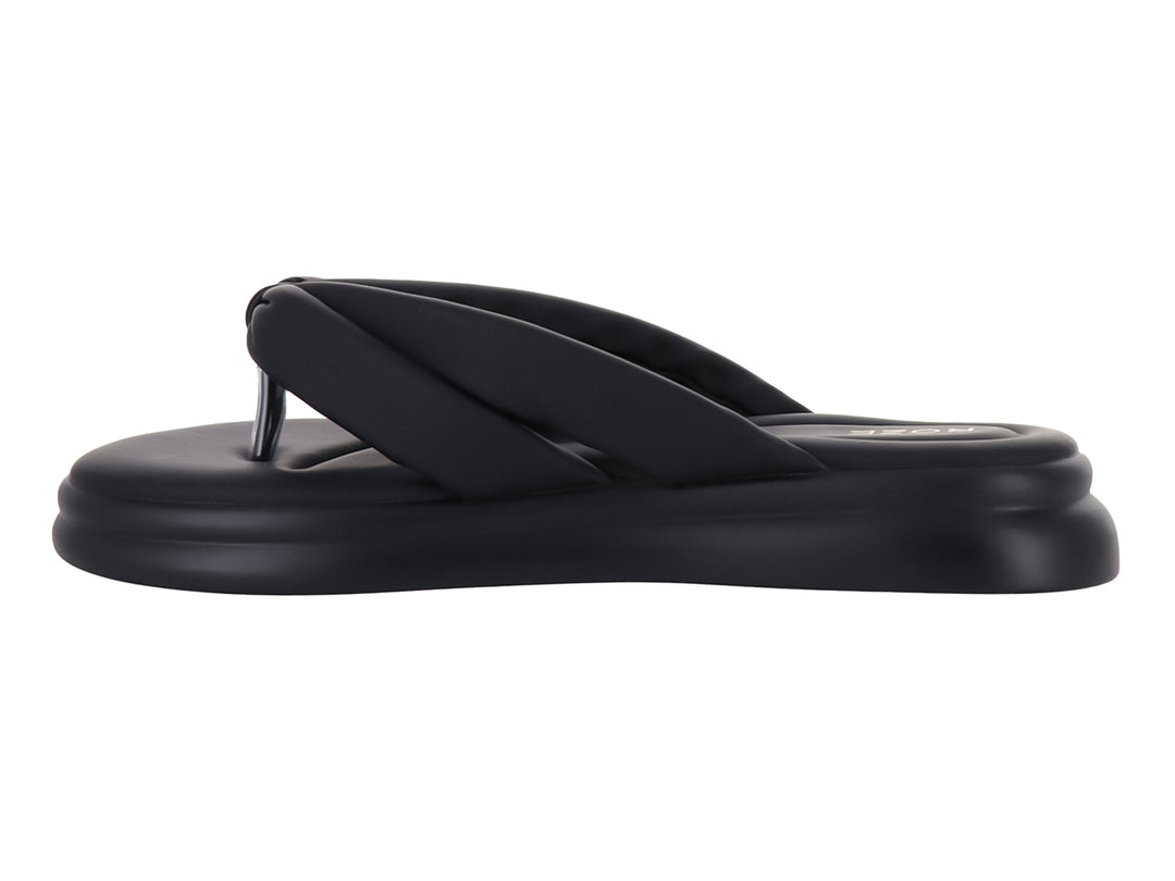 Sandalia de plataforma color negro marca ROZE con tiras anchas cruzadas y suela gruesa.