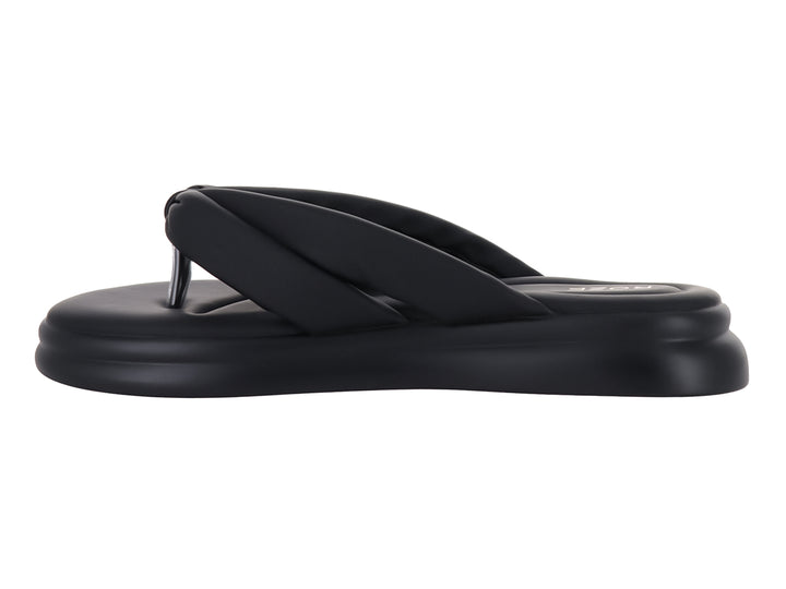 Sandalia de plataforma color negro marca ROZE con tiras anchas cruzadas y suela gruesa.