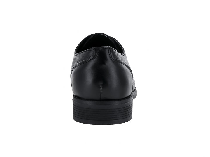 Zapato formal negro para hombre con cordones y textura sutil en la superficie.
