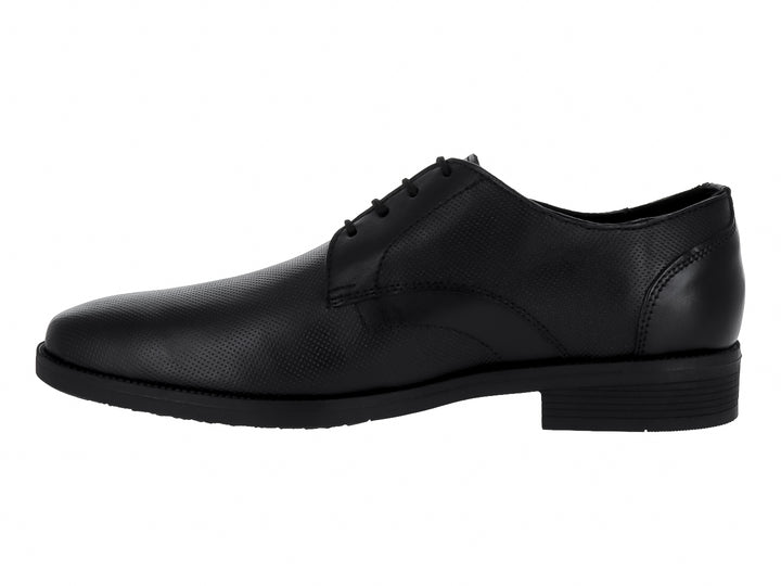 Zapato formal negro para hombre con cordones y textura sutil en la superficie.