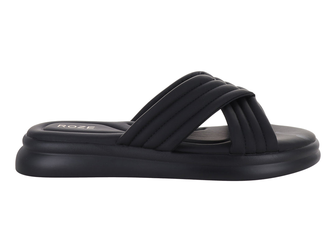 Sandalia deslizable color negro con tiras acolchadas cruzadas y suela de plataforma.