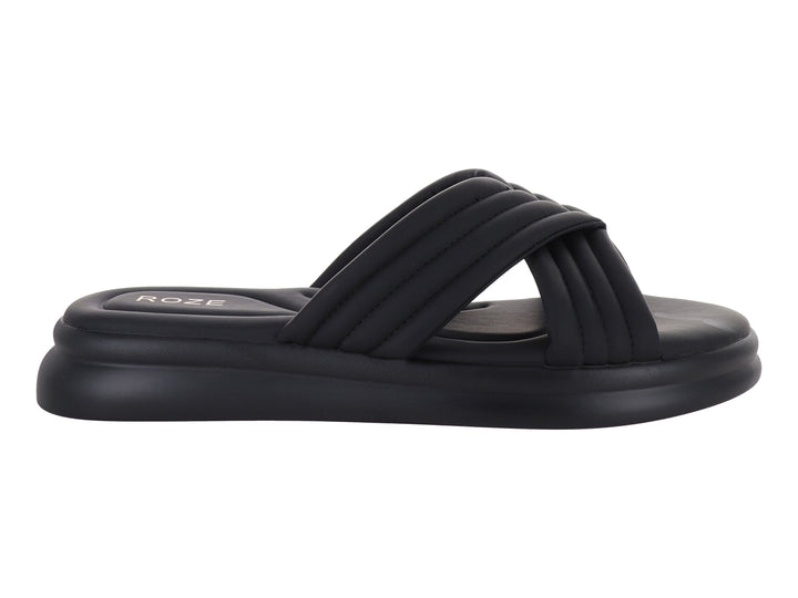 Sandalia deslizable color negro con tiras acolchadas cruzadas y suela de plataforma.