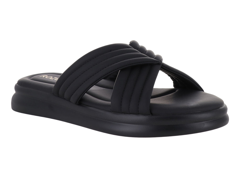 Sandalia deslizable color negro con tiras acolchadas cruzadas y suela de plataforma.