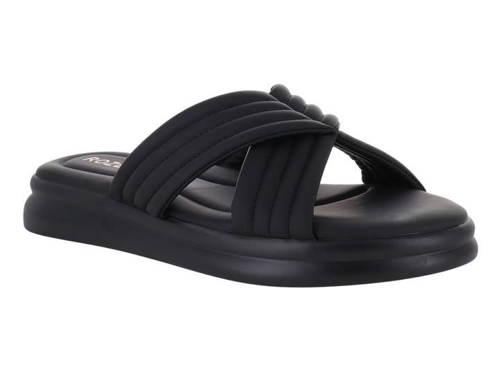 Sandalia deslizable color negro con tiras acolchadas cruzadas y suela de plataforma.