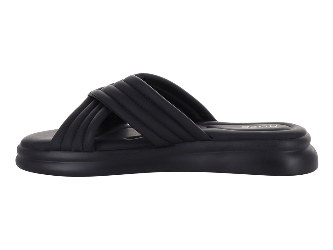 Sandalia deslizable color negro con tiras acolchadas cruzadas y suela de plataforma.
