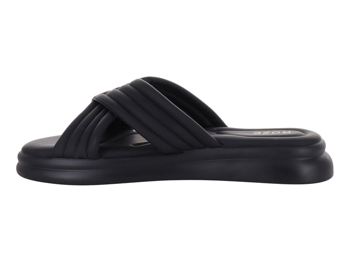 Sandalia deslizable color negro con tiras acolchadas cruzadas y suela de plataforma.