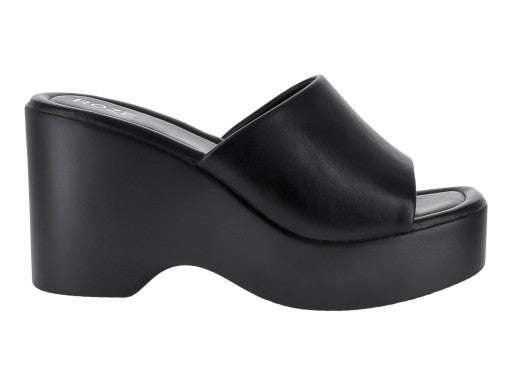 Sandalia de plataforma color negro con banda ancha frontal y suela gruesa para mujer.