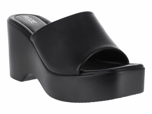 Sandalia de plataforma color negro con banda ancha frontal y suela gruesa para mujer.