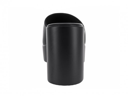 Sandalia de plataforma color negro con banda ancha frontal y suela gruesa para mujer.