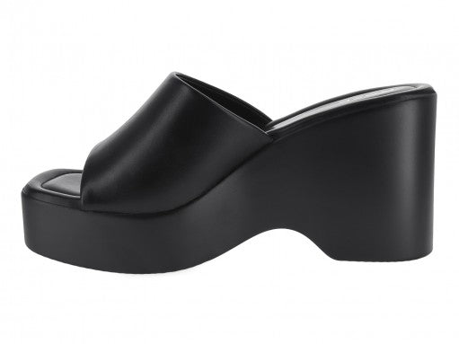 Sandalia de plataforma color negro con banda ancha frontal y suela gruesa para mujer.
