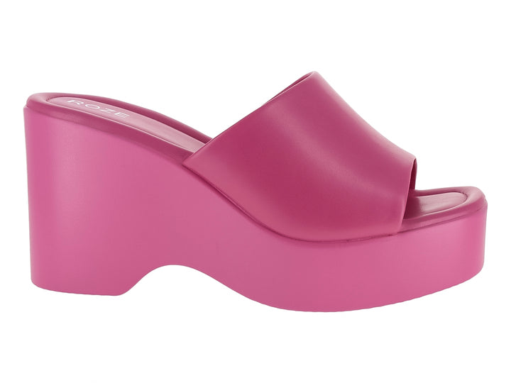 Sandalia de plataforma color fucsia con diseño slide y suela gruesa.
