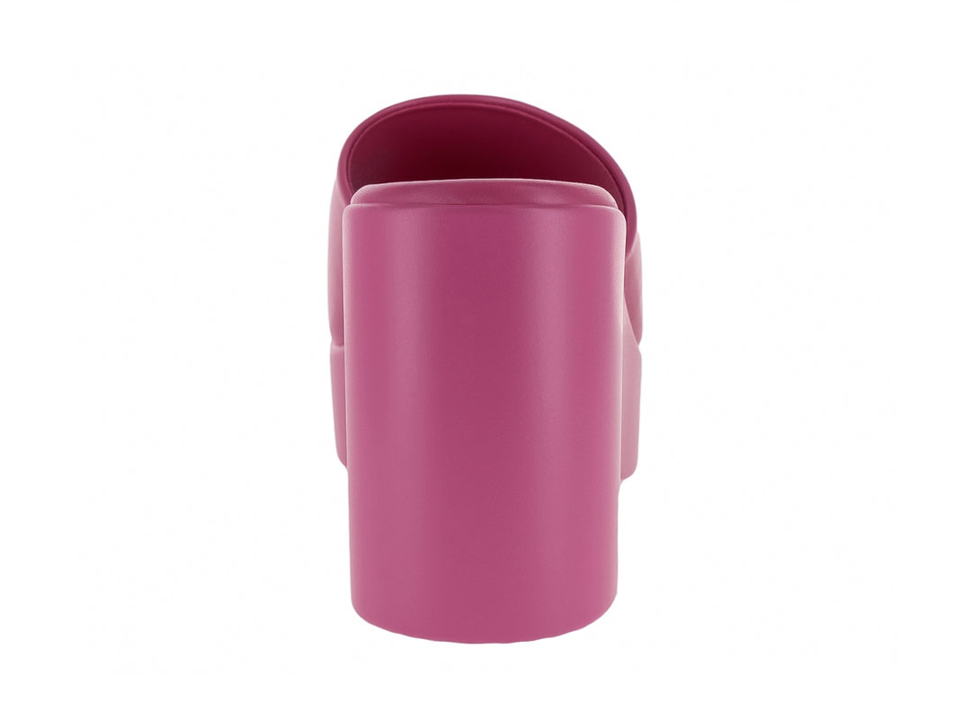 Sandalia de plataforma color fucsia con diseño slide y suela gruesa.