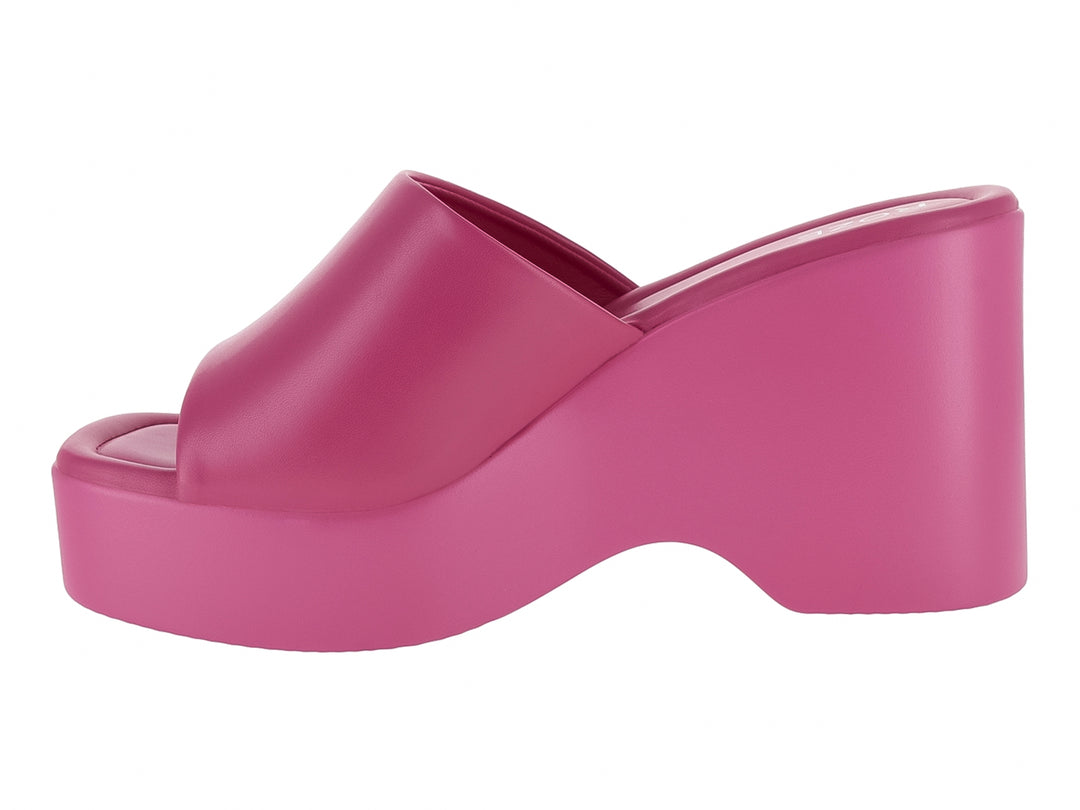 Sandalia de plataforma color fucsia con diseño slide y suela gruesa.
