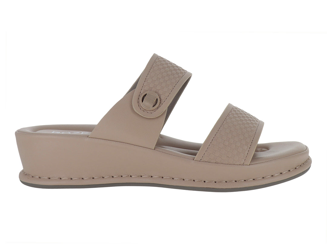 Sandalia beige de plataforma con dos correas, una lisa y otra texturizada.