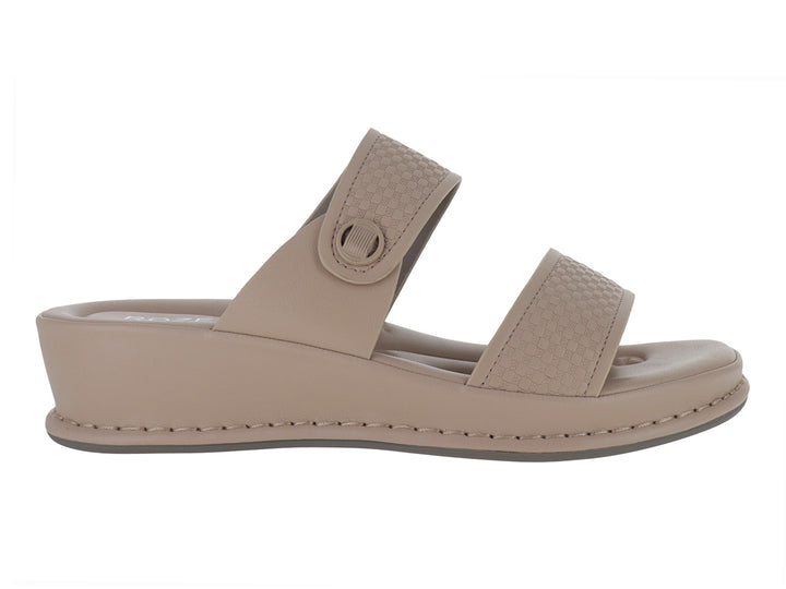 Sandalia beige de plataforma con dos correas, una lisa y otra texturizada.
