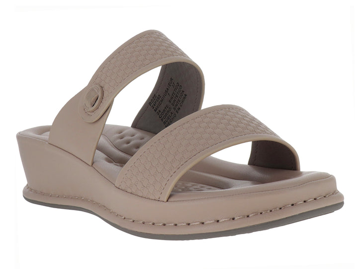 Sandalia beige de plataforma con dos correas, una lisa y otra texturizada.